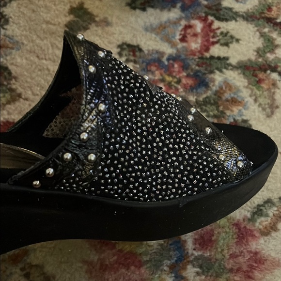 Elegant Black and Silver Open-Toe Sandals - Picture 5 of 12